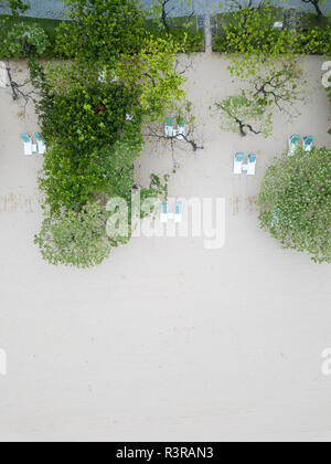 Indonesien, Bali, Luftaufnahme von Nusa Dua Beach, Strand mit Liegestühlen von oben Stockfoto