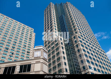 Hohes Bürogebäude vor blauem Himmel in der Innenstadt von Pittsburgh, Pennsylvania, USA Stockfoto