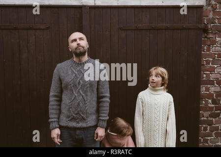 Portrait von Vater mit Sohn und Tochter stand vor der Tür Stockfoto