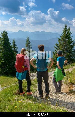 Deutschland, Bayern, in der Nähe von Lenggries, Brauneck junge Freunde stehen in alpiner Landschaft mit Aussicht Stockfoto