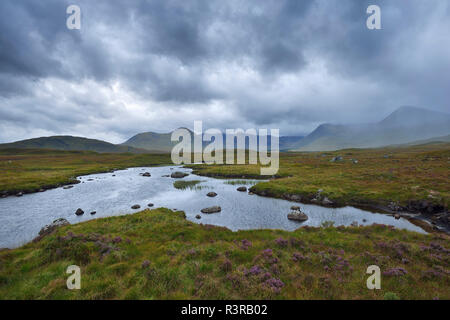 Großbritannien, Schottland, Scottish Highlands, Glencoe, Rannoch Moor, Loch Ba und Regen Wolken Stockfoto
