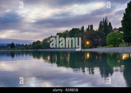 Neuseeland, Südinsel, Ufer von Lake Wanaka mit Sonne durch Bäume Stockfoto