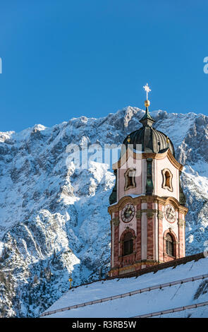 Deutschland, Bayerische Alpen, Bayern, Oberbayern, Werdenfelser Land, Karwendel, Mittenwald, Kirche St. Peter und Paul Stockfoto