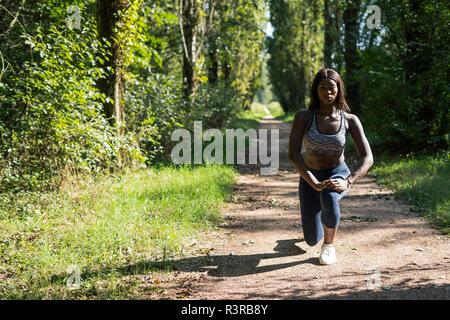 Weibliche Athleten Aufwärmen für Training in der Natur Stockfoto