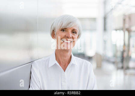 Portrait von lächelnden senior Geschäftsfrau Stockfoto