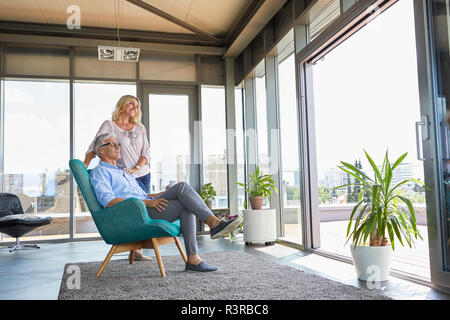 Reifes Paar entspannt zu Hause Blick aus Fenster Stockfoto