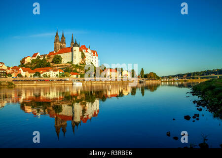 Deutschland, Meissen, anzeigen beleuchtete Albrechtsburg Castle mit Elbe Fluss im Vordergrund Stockfoto