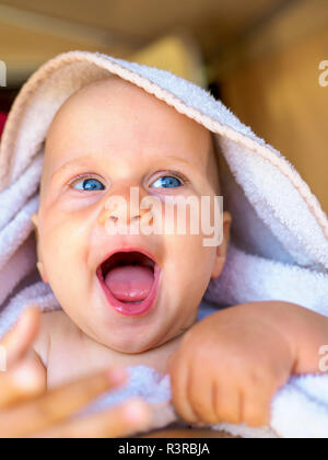 Portrait von Baby Mädchen mit Mund weit geöffnet Stockfoto