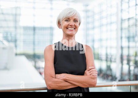 Portrait von lächelnden älteren Frau mit schwarzen Kleid Stockfoto