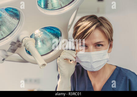 Zahnarzt tragen Mundschutz, Porträt Stockfoto