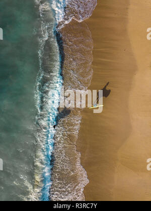 Indonesien, Bali, Luftaufnahme von Pandawa Strand, zwei Surfer Stockfoto