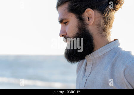 Portrait einer jungen amn am Meer Stockfoto