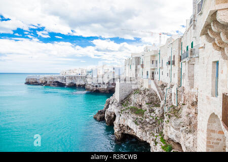 Italien, Apulien, Polognano eine Stute, Blick auf die historische Altstadt am Meer Stockfoto