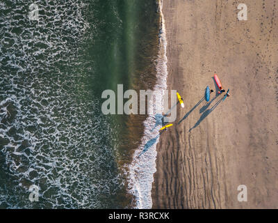 Indonesien, Bali, Kuta Beach, Luftaufnahme von Surfers Stockfoto