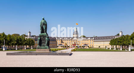 Deutschland, Karlsruhe, Schloss und Schlossplatz mit Charles Frederick Denkmal Stockfoto