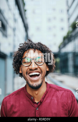 Porträt eines jungen Mannes mit Brille Stockfoto