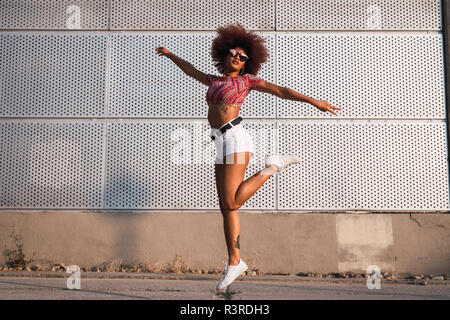 Portrait von modischen Frau springen in die Luft, Stockfoto