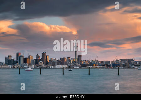 Neuseeland, Nordinsel, Auckland, Auckland Skyline in der Dämmerung Stockfoto