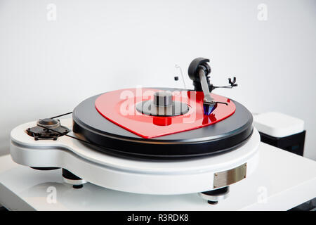 Heart-shaped vinyl Record auf Plattenspieler Stockfoto