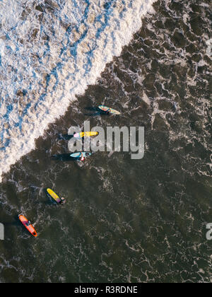 Indonesien, Bali, Kuta Beach, Luftaufnahme von Surfers Stockfoto