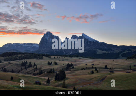 Italien, Südtirol, Seiser Alm, Langkofel und Plattkofel bei Sonnenaufgang Stockfoto