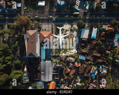 Indonesien, Bali, Luftaufnahme von Flugzeug in der Nähe der Straße Stockfoto