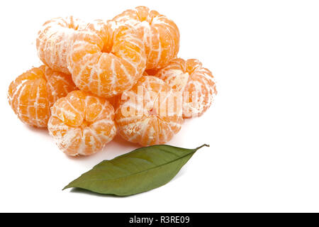 Bündel von geschälten Mandarinen oder Mandarinen auf einem weißen Tisch Nahaufnahme Stockfoto
