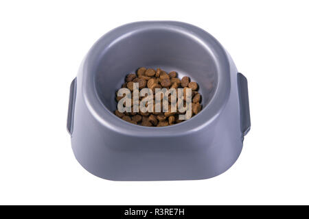 Katzentrockenfutter in Plastik Schüssel isoliert auf weißem Stockfoto