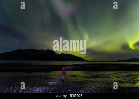 Kanada, Yukon, Kluane Lake. Frau anzeigen Aurora Borealis. Stockfoto