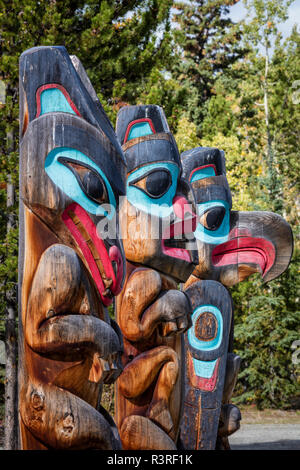 Kanada, Yukon, Teslin. Totempfähle im Tlingit Heritage Center. Stockfoto