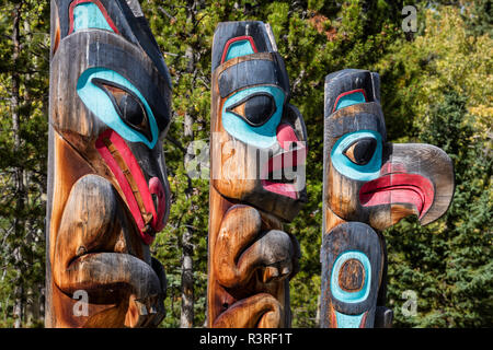 Kanada, Yukon, Teslin. Totempfähle im Tlingit Heritage Center. Stockfoto