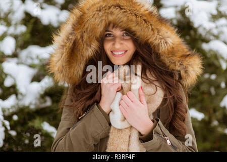 Porträt der jungen Frau in Winter Park Stockfoto