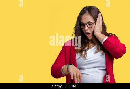 Schöne Übergrößen junge geschäftsfrau tragen elegante Jacke und Brille über isolierte Hintergrund ein Blick auf die Uhr Zeit Sorgen, Angst vor gett Stockfoto