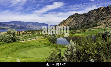 Ein Golfplatz im Okanagan Valley in der Nähe von British Columbia Kanada Osoyoos mit Osoyoos See und die Berge im Hintergrund Stockfoto