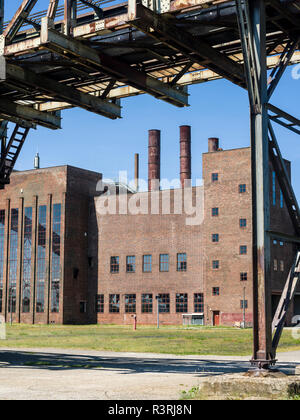 Kranbrücke und Power Station. Historische Technische Museum Peenemunde. Deutschland, Mecklenburg-Vorpommern Stockfoto