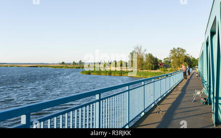 Brücke über den Peenestrom Nähe Zecherin auf der Insel Usedom. Deutschland, Mecklenburg-Vorpommern Stockfoto