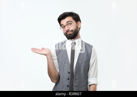 Charmant hübscher junger spanischer Mann seine Hand bis Betrieb vorhanden Produkt verkaufen zu zeigen. Stockfoto
