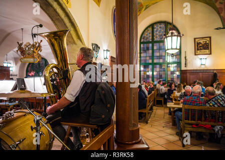 Deutschland, Bayern, München. Das Hofbräuhaus, das älteste Bier Halle in München mit Bier Halle Orchester Stockfoto