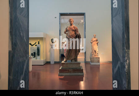 Statue der Göttin Themis. In Rhamnous, Attika gefunden. Eine Ausstellung im Archäologischen Nationalmuseum in Athen, Griechenland. Stockfoto