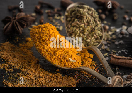 Nahaufnahme Detail der verschiedenen Gewürze Löffel auf Stein Schiefer Tisch. Stockfoto