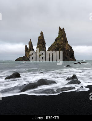 Basalt Felsformationen Troll Zehen am schwarzen Strand. Reynisdrangar, Vik, Island Stockfoto