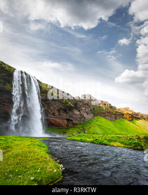 Sonnenaufgang auf dem Seljalandfoss Wasserfall auf Seljalandsa Fluss, Island, Europa. Erstaunliche Ansicht von innen Stockfoto