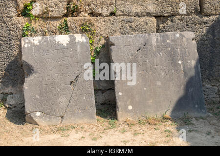 Inschrift auf Tabletten, Antike Griechische Ruinen, Olympia, Griechenland Stockfoto