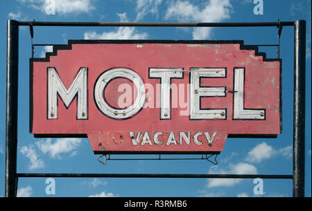 Motel Anmelden: ein verwittertes Schild lädt Reisende in einem kleinen Motel in ländlichen Minnesota zu stoppen. Stockfoto