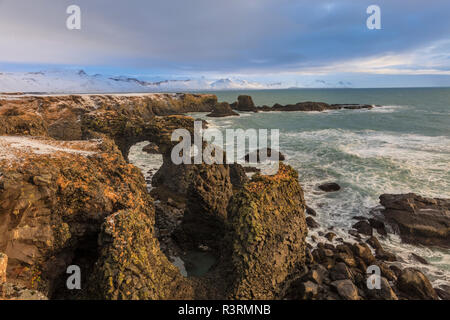 Arch Basalt Klippen auf dem Nordatlantik bei Arnarstapi auf der Halbinsel Snaefellsnes im Westen Islands Stockfoto