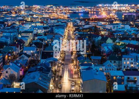 Mit Blick auf die Stadt von der Spitze der Kirche Hallgrimskirkja in der Innenstadt von Reykjavik, Island Stockfoto