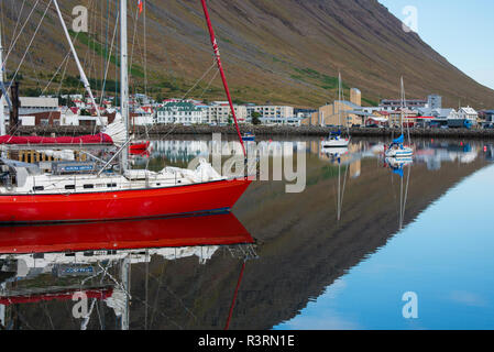 Island, Westfjorde. Isafjordur, der größten Stadt in den Westfjorden mit etwa 3.000 Menschen. Segelboot in der ruhigen inneren Fischereihafen. Stockfoto