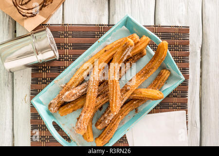 Traditionelle Churros mit heißer Schokolade Soße auf Holz- Zähler nach oben. Stockfoto