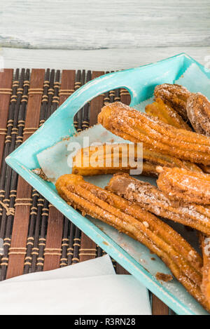 Traditionelle Churros mit heißer Schokolade Soße auf Holz- Zähler nach oben. Stockfoto