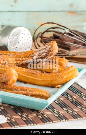 Traditionelle Churros mit heißer Schokolade Soße auf Holz- Zähler nach oben. Stockfoto